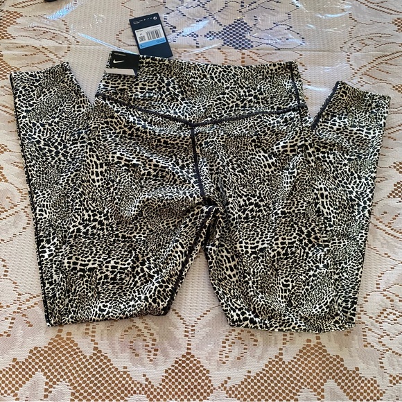 Nike โข One Tight Fit Leopard Print Mid-Rise 7/8 Leggings - Picture 3 of 12